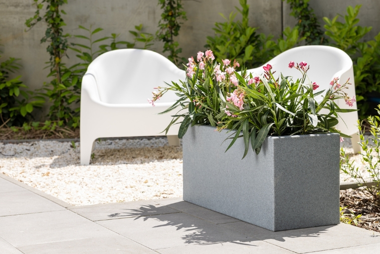 Nowoczesne donice w kolorze efekt kamienia granit Long Midi od Monumo